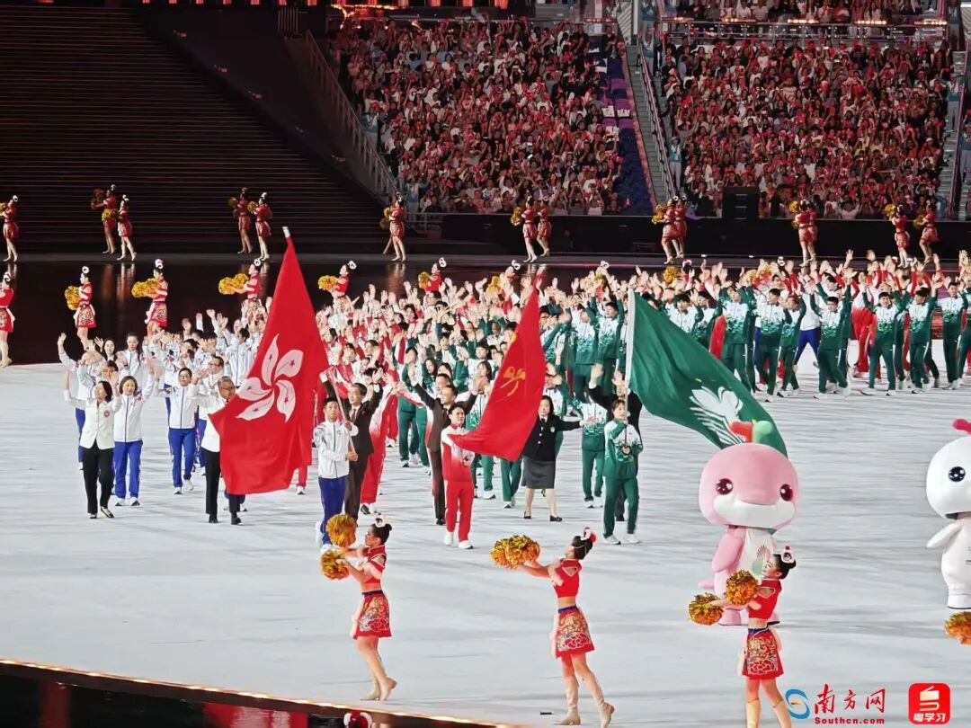 开幕式上，粤港澳三地代表团同时进场，寓意三地同根同源、同心同缘、同梦同圆。