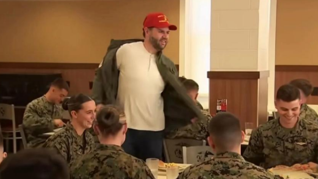 万斯安保车遭军演炮弹碎片击中