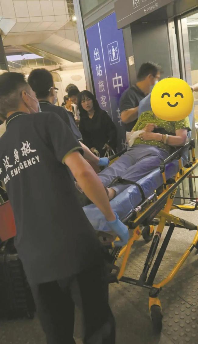 列车上医生救下79岁老人