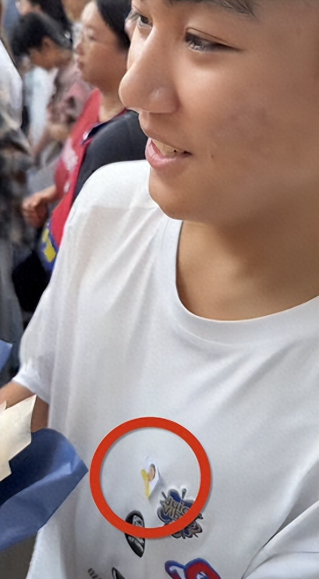 男生将妈妈遗照贴衣服上参加高考