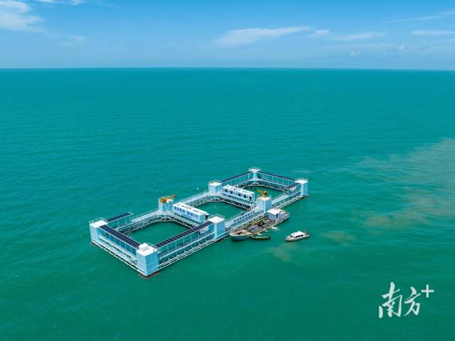 “海威2号”宛如“钢铁堡垒”矗立于碧波之中。南方+记者 张令 摄 “海威2号”宛如“钢铁堡垒”矗立于碧波之中。南方+记者 张令 摄