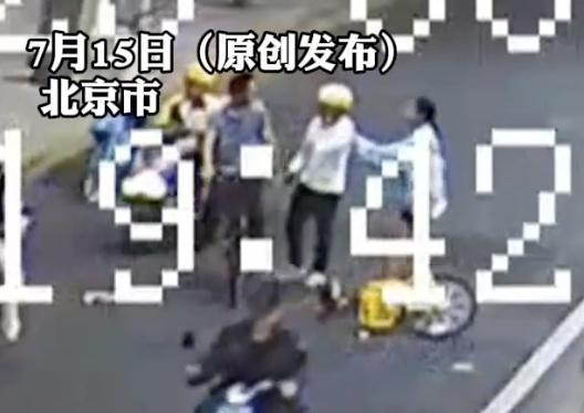 将14岁女孩别入机动车道!警方:李某某(男,42岁)行拘