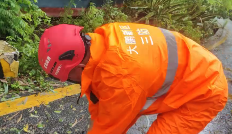 深圳退役军人在一线抗击台风清理路障