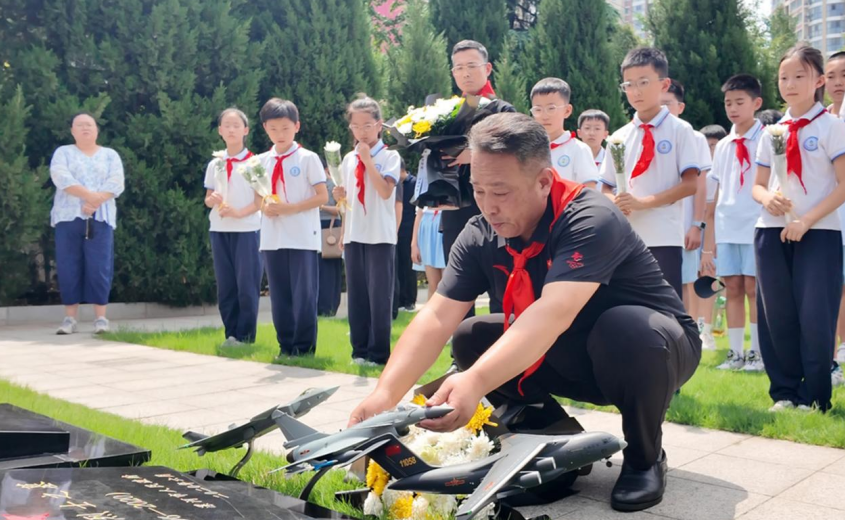红领巾飘扬在新时代卫国戍边英雄墓前