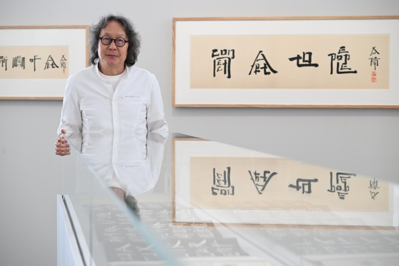 有眼利网民点出，原来这组“不明中文字”是出自国际知名艺术家徐冰之手。 （图片来！ ：政府新闻公报）