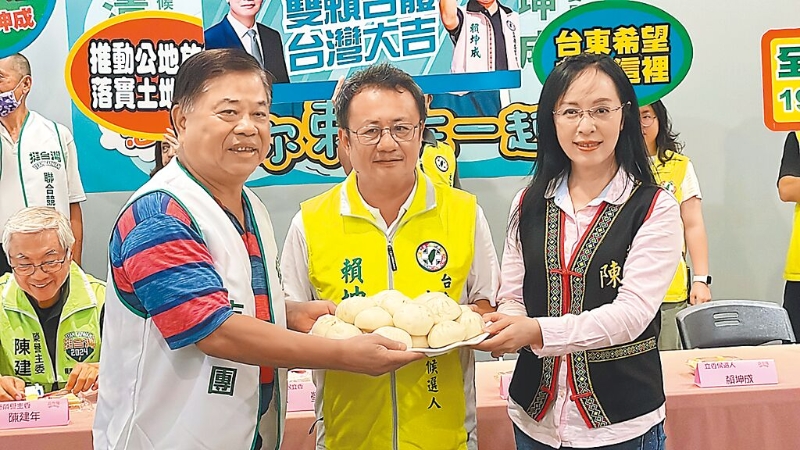 赖坤成(左) 赖坤成(左)