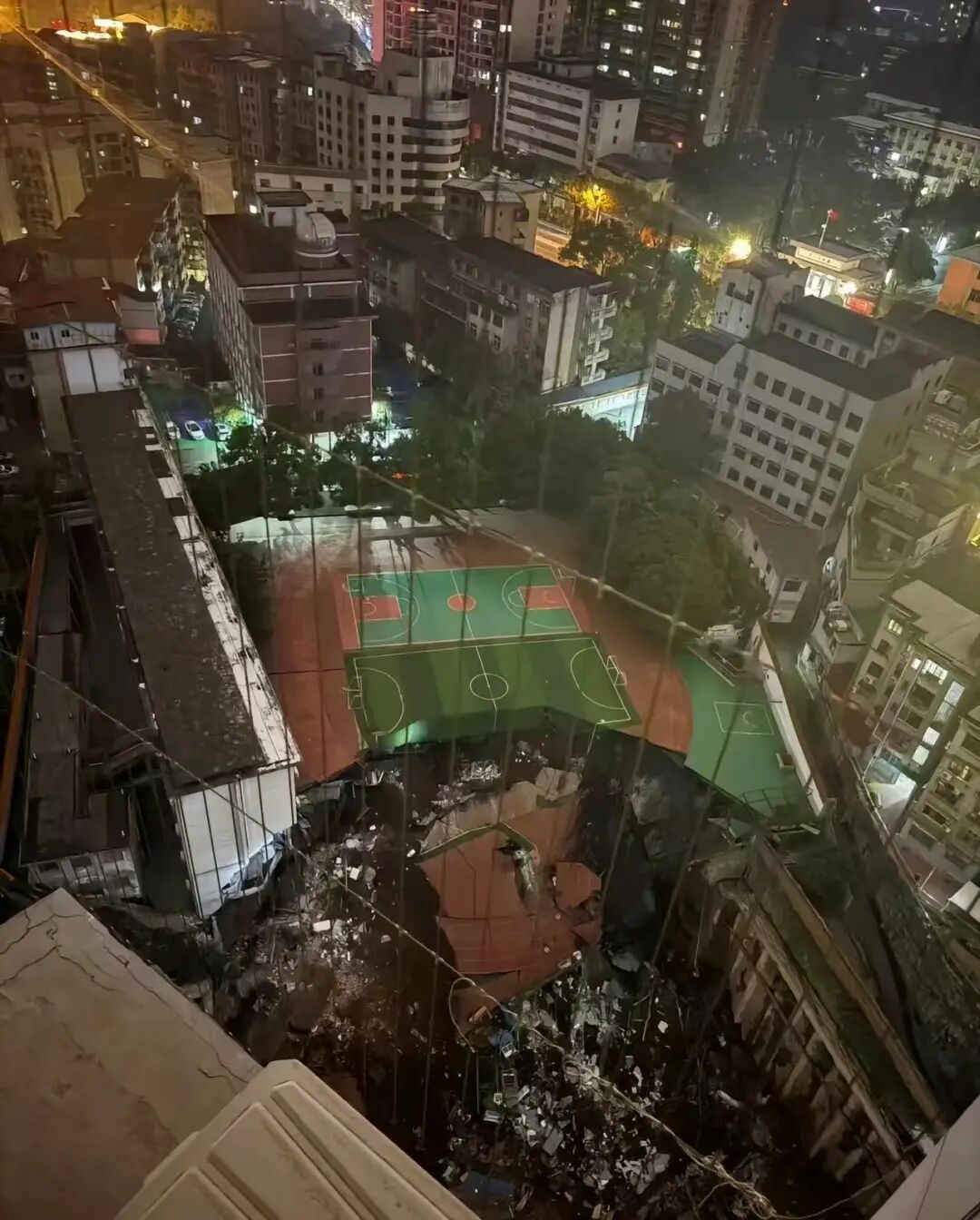 网友拍摄的坍塌现场