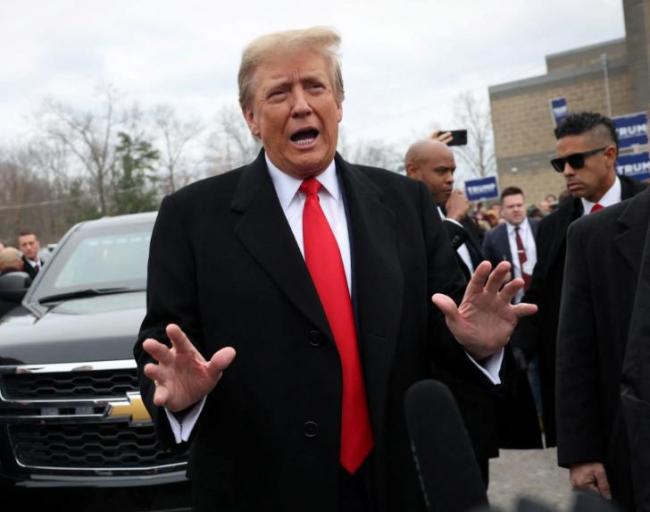 特朗普被记者追问时发飙怒斥记者