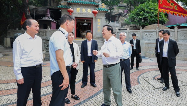 图为夏宝龙第三日行程期间,参观考察妈阁庙。 图为夏宝龙第三日行程期间,参观考察妈阁庙。