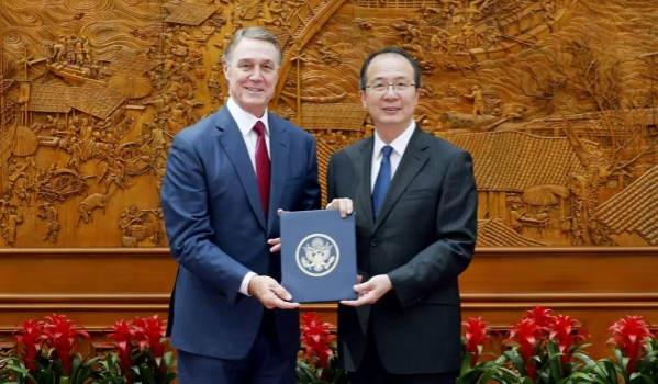 庞德伟今天到中国外交部递交国书副本。