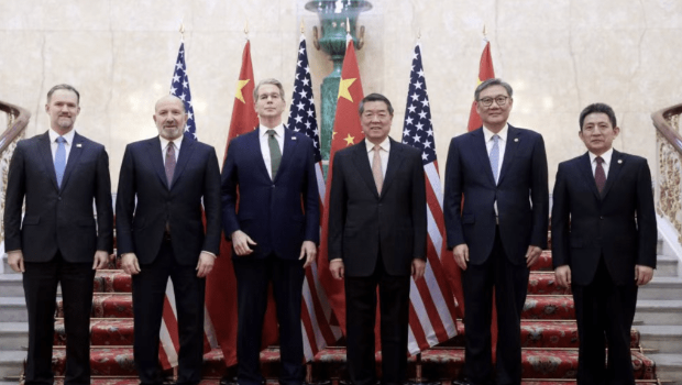 中共中央政治局委员、国务院副总理何立峰率官员与美方在英国伦敦开始举行中美经贸磋商机制首次会议