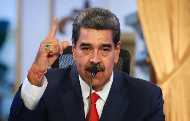 马杜罗下令委战舰为油轮护航