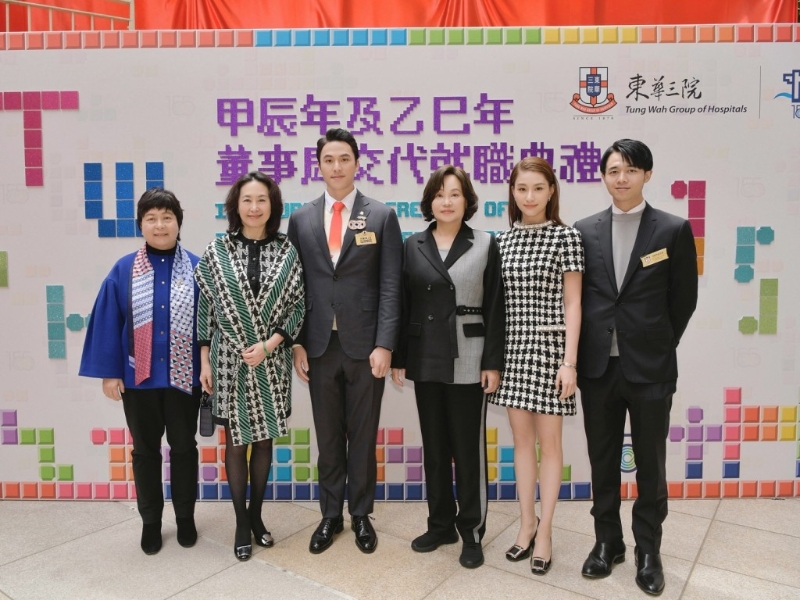 何鸿燊家族三房成员罕合体影家庭照。