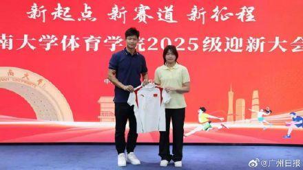 全红婵入学与院长苏炳添合影