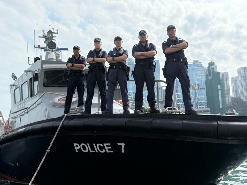 驻守水警南分区的警长邓毅新(中)、高级警员佘伟豪(右二)、警员彭嘉荣(左二),以及高级警员何国礼(左一)及高级警员沉文亮(右一),今年3月成功拯救一名被困海上的风帆爱好者,更将其风帆一并取回。 驻守水警南分区的警长邓毅新(中)、高级警员佘伟豪(右二)、警员彭嘉荣(左二),以及高级警员何国礼(左一)及高级警员沉文亮(右一),今年3月成功拯救一名被困海上的风帆爱好者,更将其风帆一并取回。