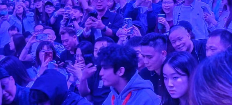 Lucas谢振轩与Quintus谢振南在场内被捕获。 Lucas谢振轩与Quintus谢振南在场内被捕获。