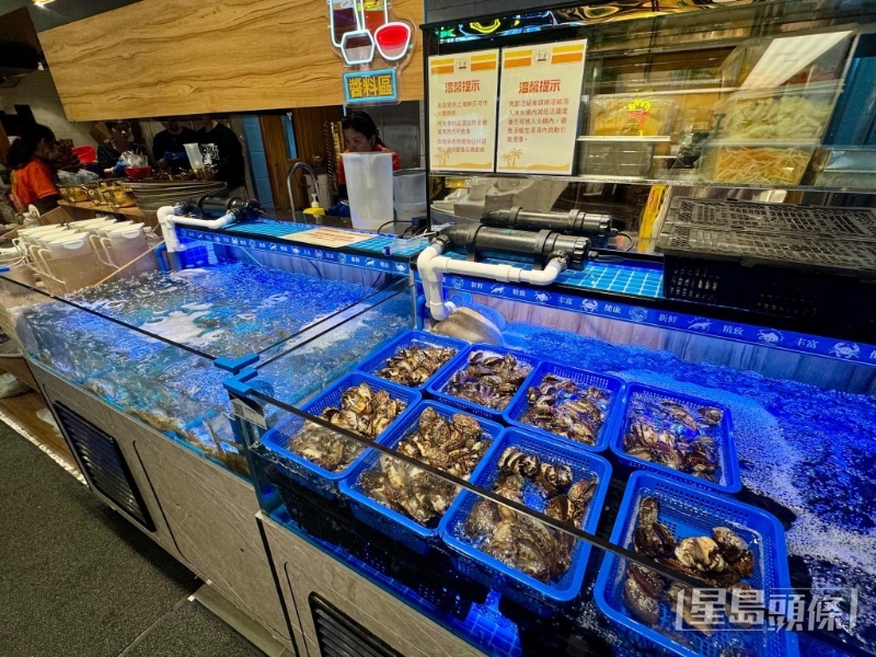 店内设有活虾池。