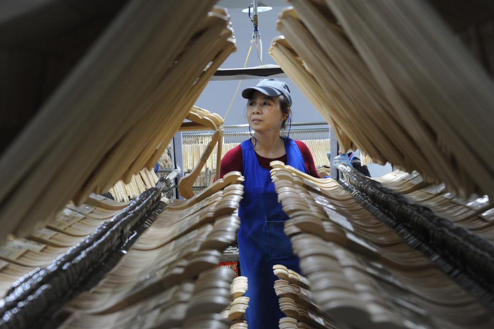 中国经济样本观察·“镇”了不起|为衣做架,“挂”出来的80亿元“衣架产业”