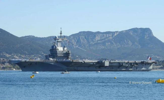 法航母遭遇40艘中国军舰和山东舰