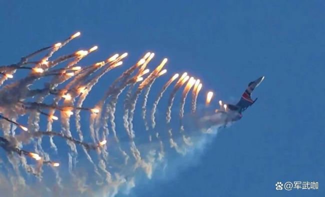 俄勇士飞行表演队炫特技“落叶飘”