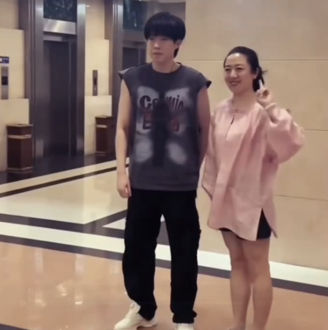 王楚钦与女粉丝合影手立马放背后,妥妥的男德模范生