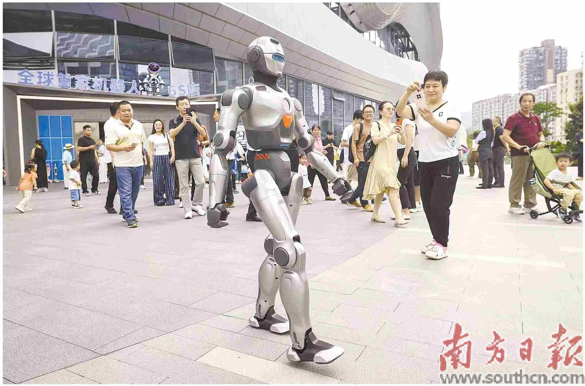 深圳在科技创新、智慧城市等领域展现出引领全球未来发展的强大实力。图为人形机器人与市民互动。 南方日报记者 朱洪波 摄
