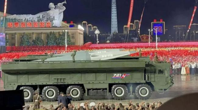 朝鲜民众晚上在大雨中观礼阅兵