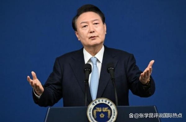 尹锡悦粉丝情绪崩溃跪地磕头