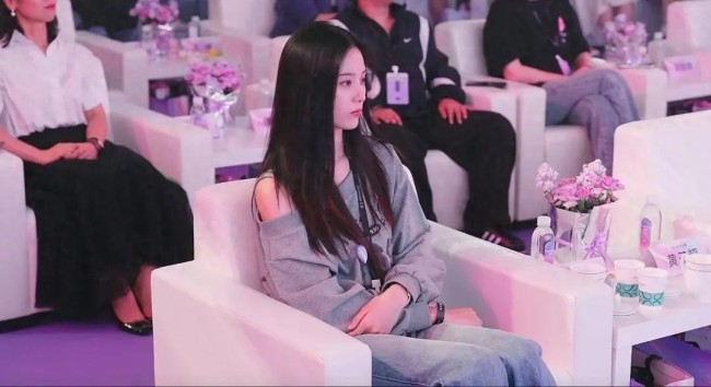 黄子韬公布卫生巾价格并否认贴牌