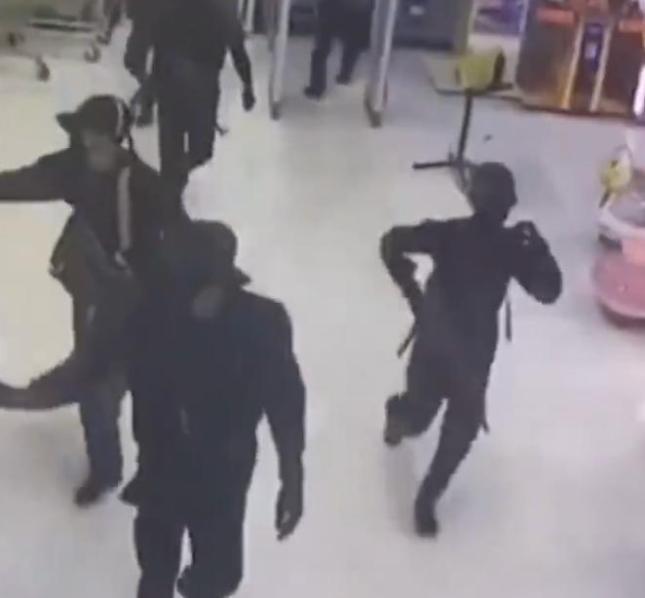 泰国10名蒙面劫匪持枪洗劫金店