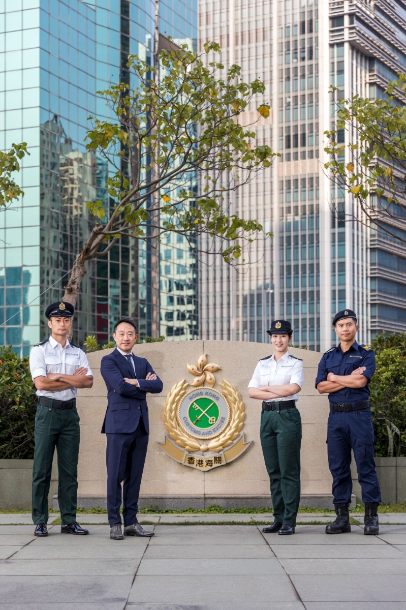 海关年中陆续为4500名军装人员更换全新制服，海关关长陈子达（左二）指新制服具备三大优点。 