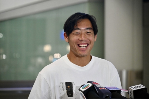 黄泽林在香港国际机场接受传媒访问。