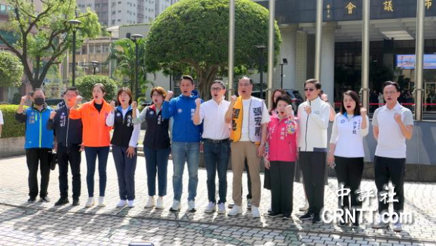 国民党主席朱立伦到新北板桥号召“战独裁行动”。