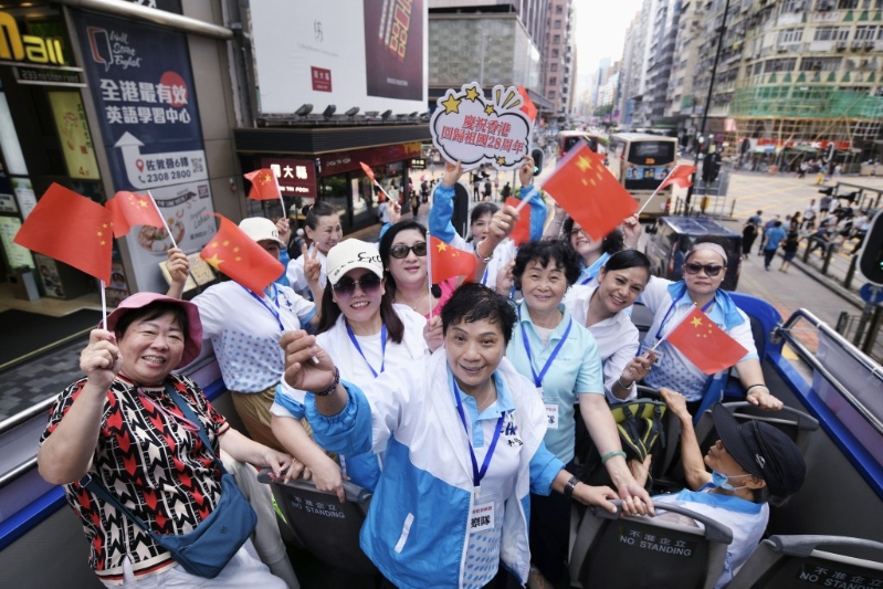 巴士巡游期间，车上嘉宾不断向路人挥舞国旗，高喊“庆香港回归 贺国安立法”口号。