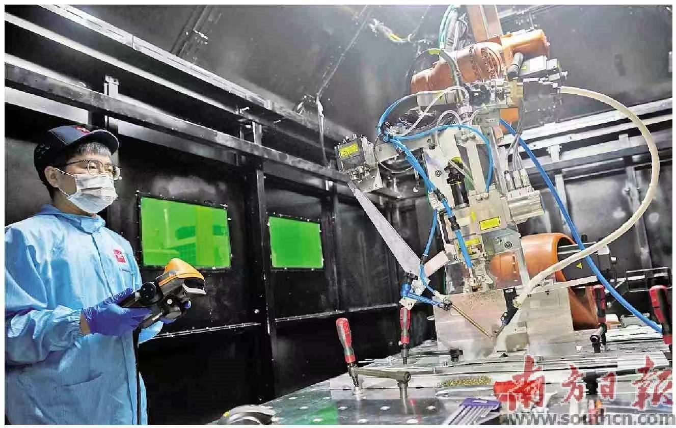 广东利元亨智能装备股份有限公司的动力电池组多机器人柔性集成制造系统。 南方日报记者 钟志辉 摄