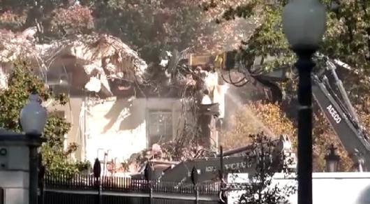 “蠢货!把钱花在这种事上?”