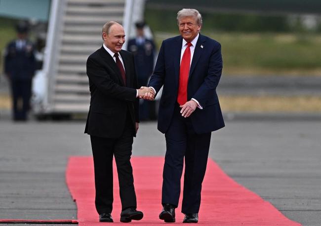 持续超两个半小时 特朗普与普京举行历史性会晤