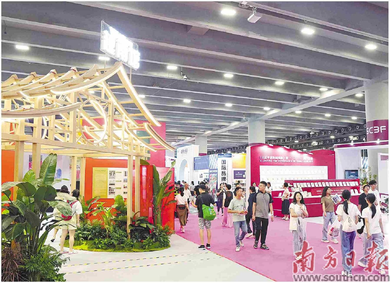 2025南国书香节集中展示了来自20多个国家和地区的出版成果。图为越南馆。