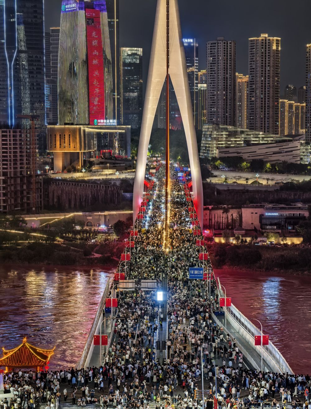升腾的“烟火气”:“夜经济”激活中国假日消费新动力 升腾的“烟火气”:“夜经济”激活中国假日消费新动力