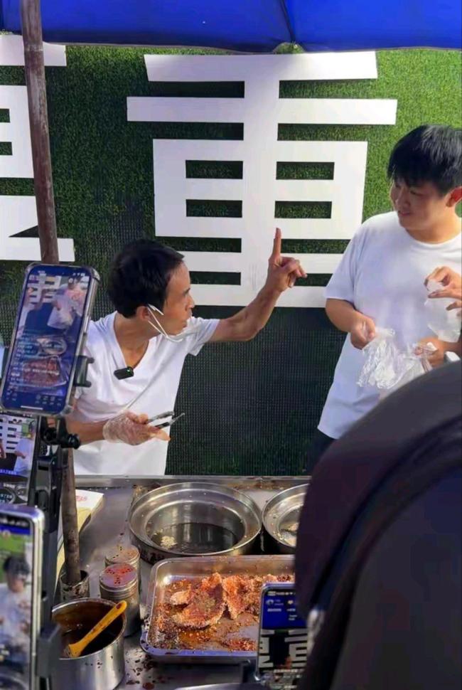 鸡排哥爆火是对班味的温柔抵抗