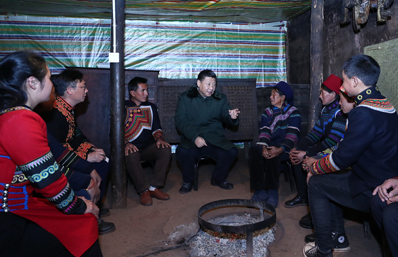 人民领袖|“总书记的话像火塘里的火一样温暖” 2018年2月11日,习近平总书记在四川凉山州昭觉县三岔河乡三河村节列俄阿木家中同村民代表、驻村扶贫工作队员围坐火塘边,共谋精准脱贫之策。