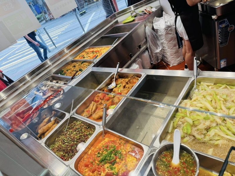 近年来，“两餸饭”逐渐成为香港餐饮市场的热门选择（香港两餸饭关注组）