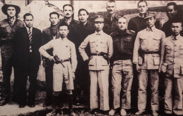 1943年12月，港九大队与英军服务团成员在营救美军飞行员后合影。