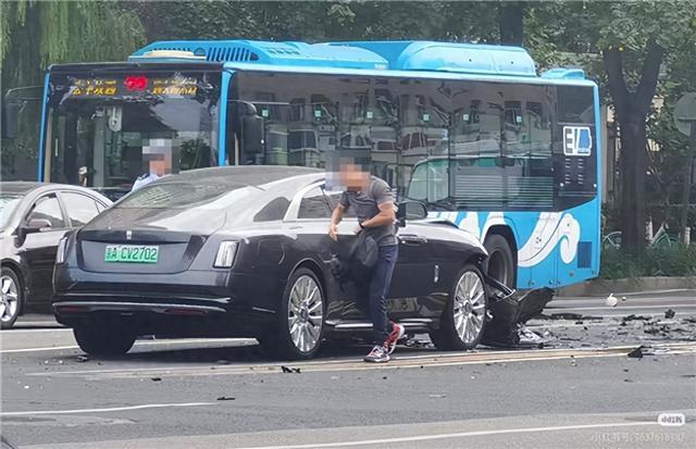 北京交警通报陈震驾驶劳斯莱斯发生车祸：陈某负事故全部责任