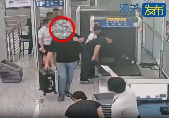 旅客携带230万美金入境被查获