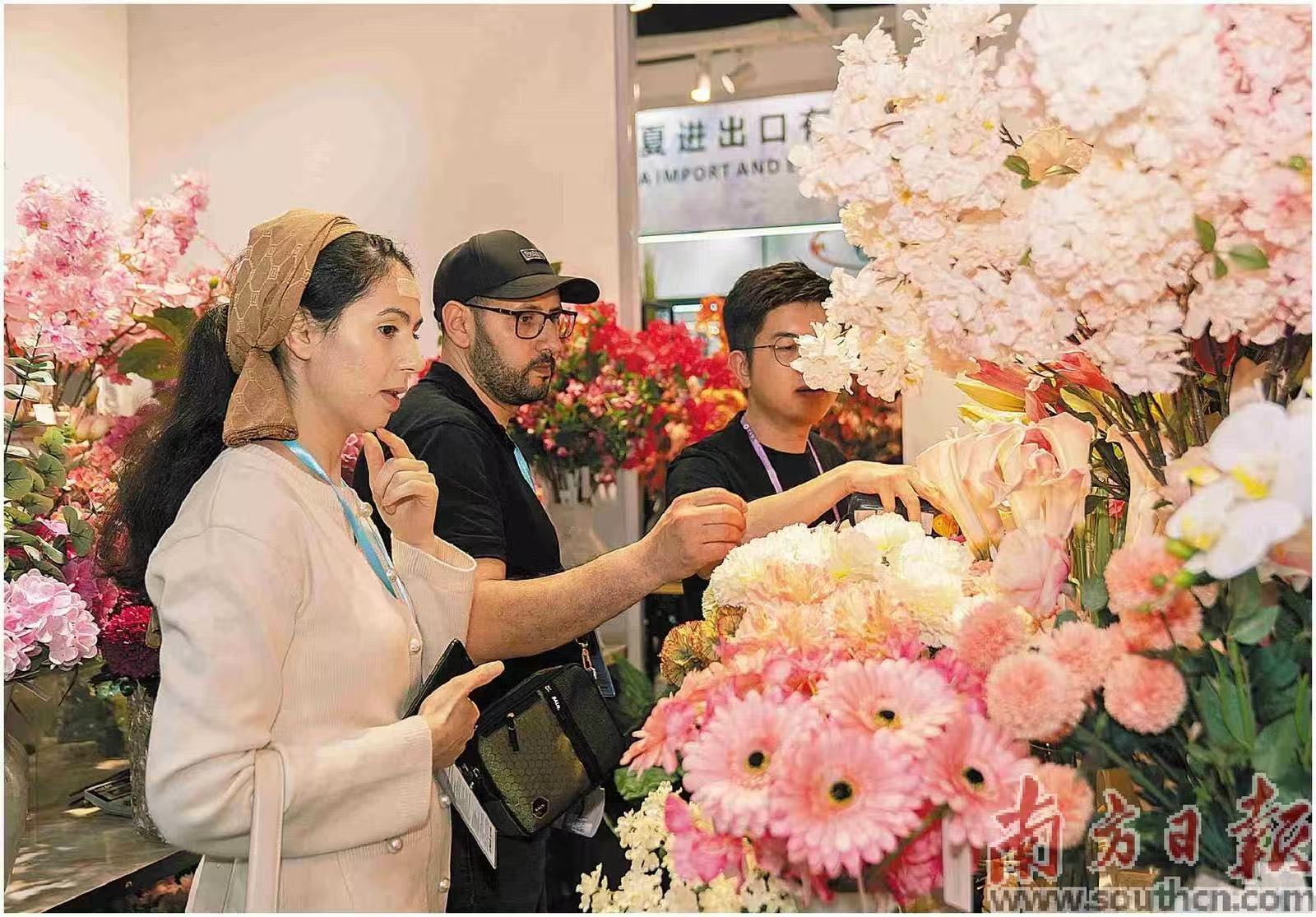 第137届广交会第二期，采购商在选购商品。南方日报记者 钟志辉 张令 石磊 摄