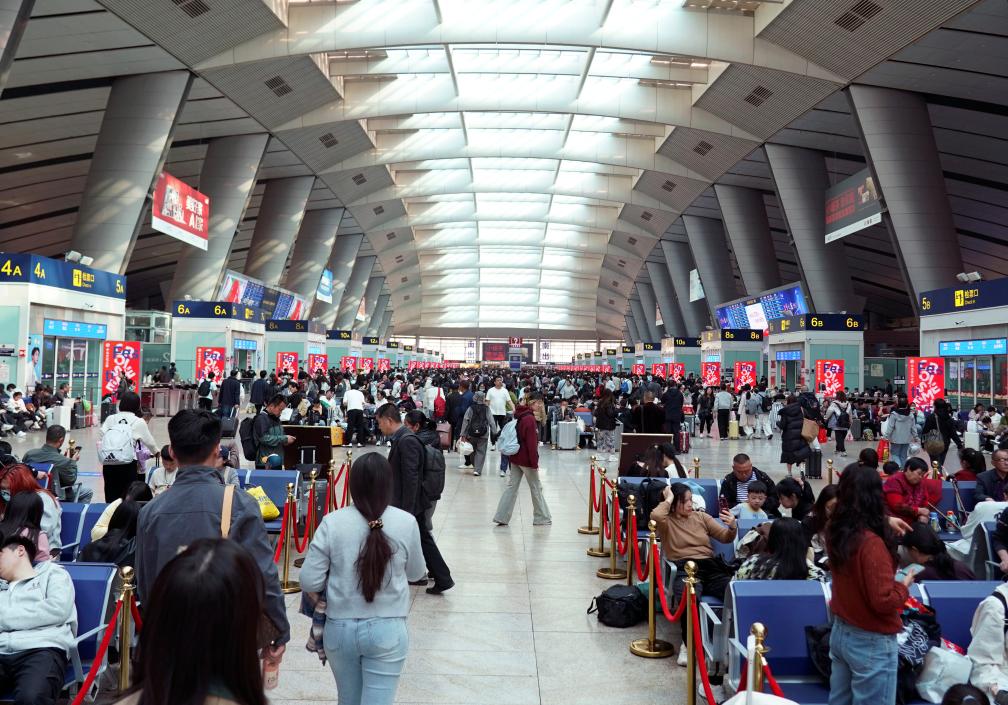 4月6日,旅客在北京南站候车。新华社记者张晨霖 摄
