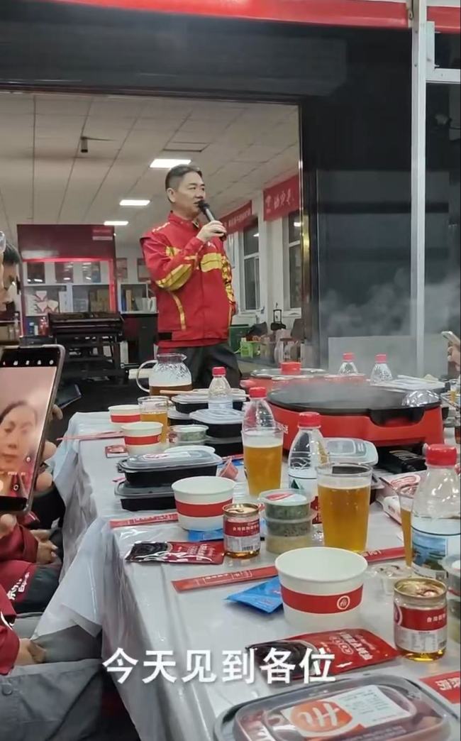 刘强东送外卖后请骑手们吃海底捞 跟 外卖骑手围坐在一起吃火锅