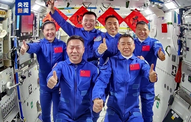 历史一刻 两个航天员乘组拍下“太空全家福”