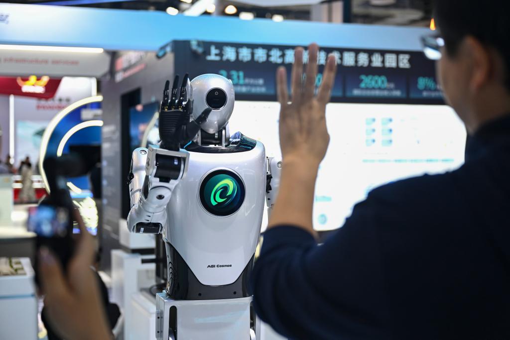 人形机器人化身“职业技能高手”:在世界人工智能大会洞见生产力变革